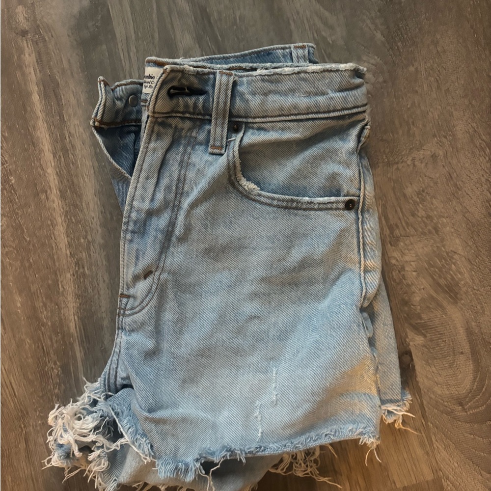 Abercrombie & Fitch 90s relaxed cut off short high rise